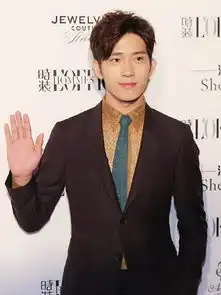 井柏然转型当大叔西服尽显成熟男人魅力