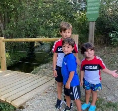 梅西爱妻晒三娃合照,萌化了梅球王留队,最高兴的就是他们