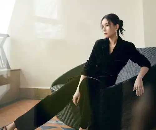 窦骁携女友现身,29岁何超莲穿白衣扎丸子头美成少女,颜值配一脸