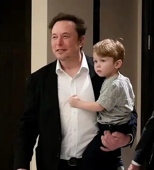 马斯克罕见带2岁儿子亮相父子俩参加活动太养眼,儿子穿t恤真帅