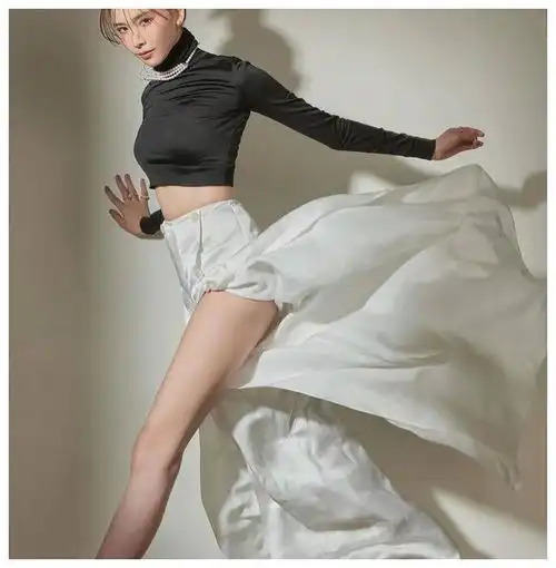 林志玲,49岁,难得展示迷人长腿批评却指穿衣太日式