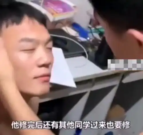 男生寝室开设修眉服务,同学排队体验,网友我一女生自愧不如