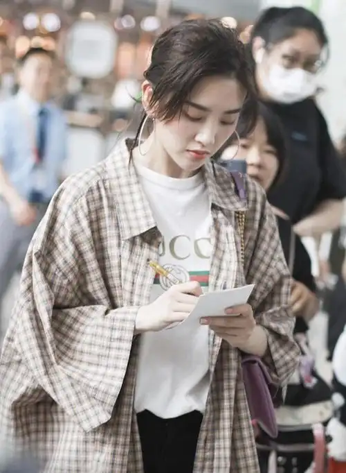唐艺昕气质好娇嫩,格纹衬衣搭配古驰男友t恤,飒气十足