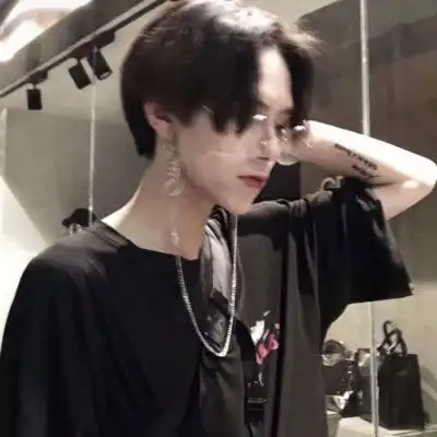 2020高清阳光帅气男生头像叼根香烟再吻你