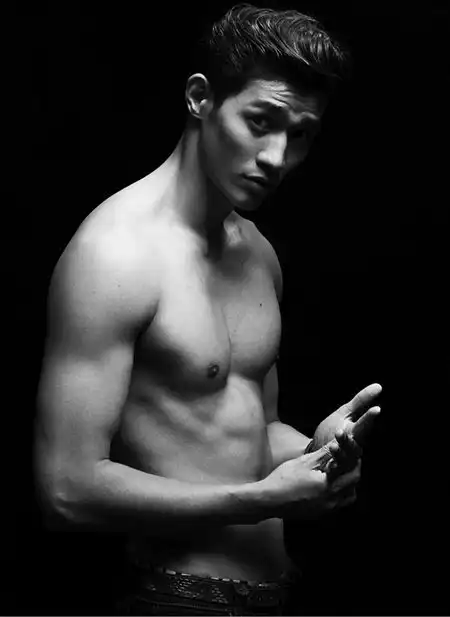 李子峰大秀腹肌人鱼线半裸写真尽显男性美