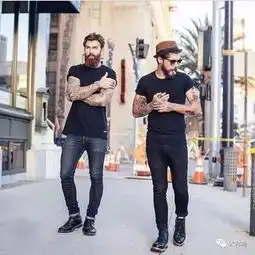 男生怎么穿才不土黑白t恤让吴亦凡杨洋更帅了