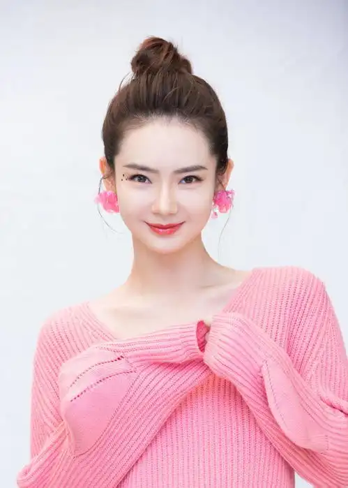 戚薇都不帅了,穿针织衫短裤扎丸子头,对视老公李承铉甜到冒泡