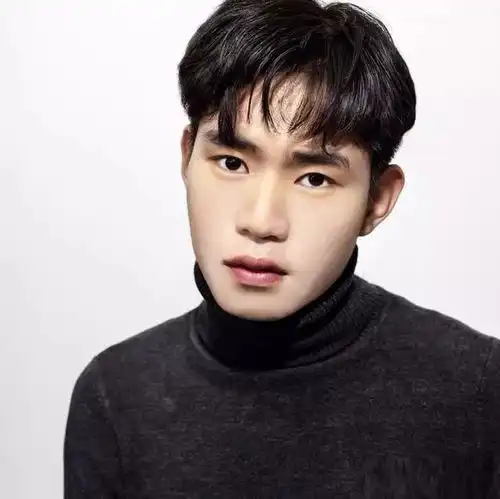 2019年流行男生发型推荐,改变造型让自己更阳光