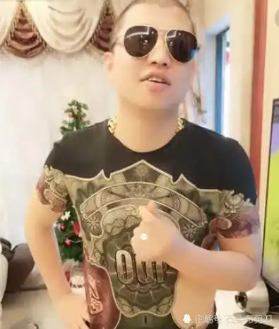 二驴干爹辛巴大放血,送二驴160万豪车,网友二驴果然会舔