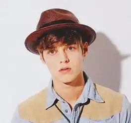 求qq欧美男生头像穿着朴素的不要怪异发型,也不要什么作秀姿势,半身照就行