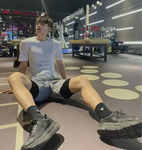 肌肤如白雪般高颜值小奶狗,爱好健身运动的男生,八块腹肌太诱人