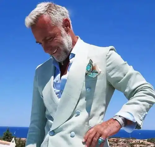 25岁模特现实跟意大利52岁老头忘年恋,看老头长相直流口水