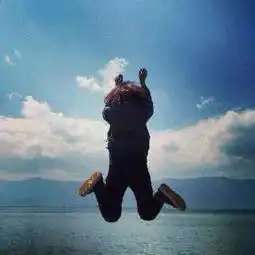 求这张图的情侣头像就是一个男的跳起来不过是侧面的背景也是天空