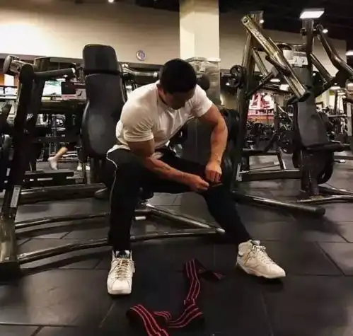 中国健身一哥,肌肉碾压欧美巨无霸,颜值碾压欧巴