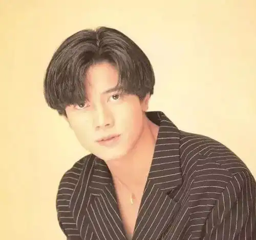 郭富城头羊毛卷是男生最帅的发型