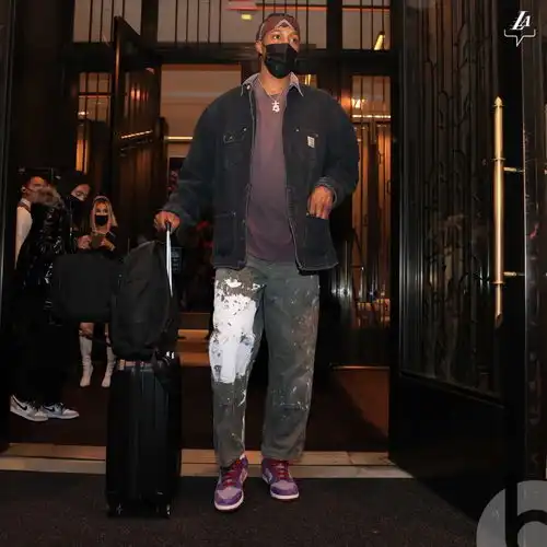 对决尼克斯库兹马帅气正装尽显型男气质哈雷尔戴了副哈哈镜