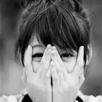 qq头像女生双手遮脸不带字