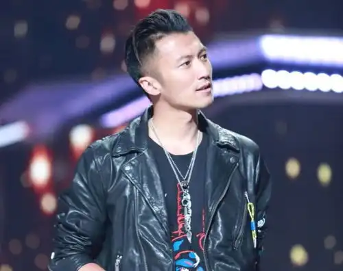 要走大叔路线谢霆锋晒出近照撞脸吴秀波,这样的他酷似一位大叔