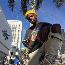 好看的微信朋友圈背景图个性精选反正除了你我最爱的是钱
