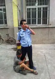 城管被小贩抱大腿仍淡定抽烟已被停职_一大把时尚娱乐无限
