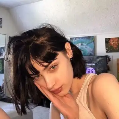 复古女头复古的小巷里贩卖着秋天的暖风