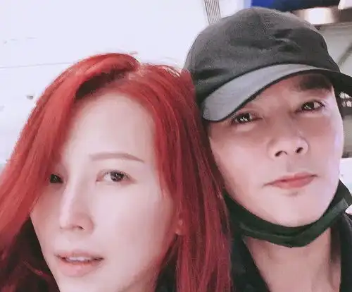 算了吧,现实一点,蔡少芬理智与激情共存,活在当下