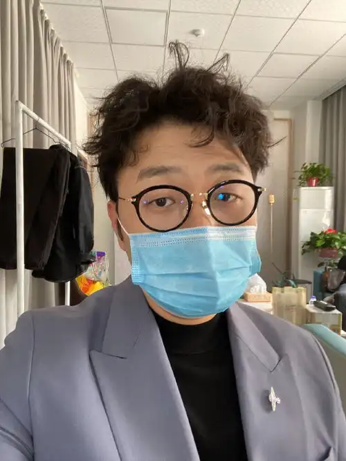 组图杜海涛上台前戴口罩频拍照圆框眼镜显斯文戴假发辣眼睛