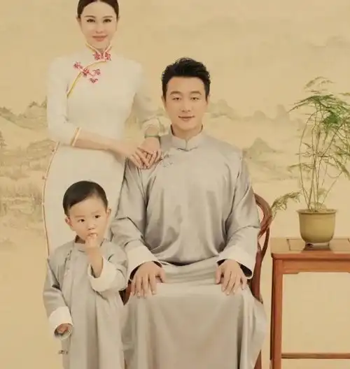 佟大为晒全家福被骂重男轻女,儿子永占c位,两个女儿似丫鬟