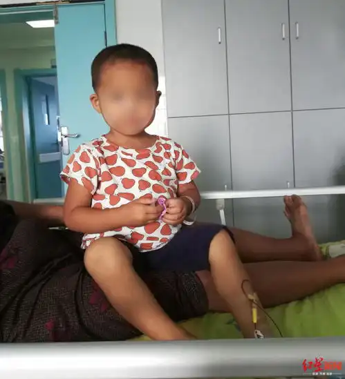 两岁萌娃患白血病父母皆无音讯奶奶绝不放弃