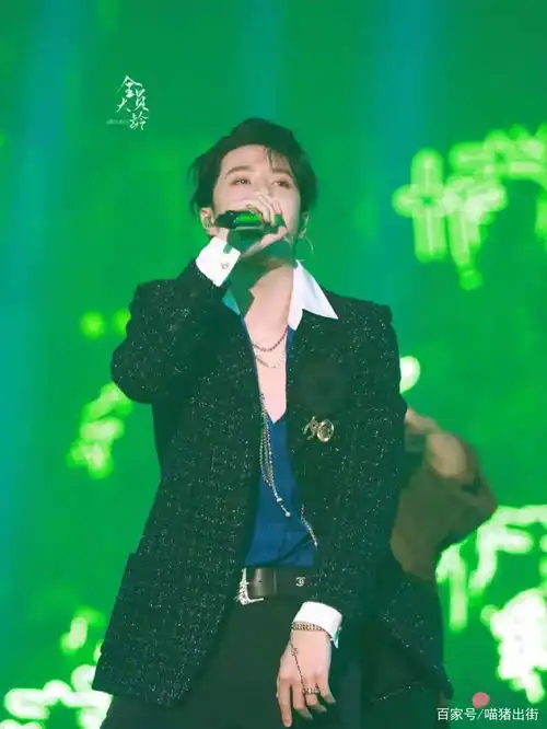 王一博你够了啊,四分钟舞台你撒了十多颗糖,你让我们磕还是不磕