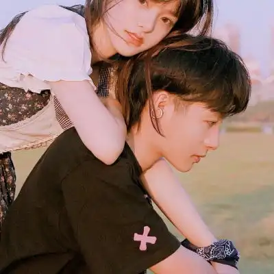 氛围感双人情侣头像,真人一男一女甜蜜情头