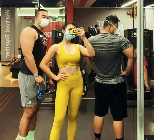 张曼源长20斤肉,相约2位肌肉猛男一起健身,黄色紧身服凸显身材