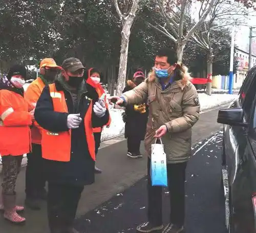 在外创业返乡人员2000瓶医用酒精送给环卫工人等户外工作者