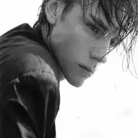 心不变的视觉男生头像巴黎左岸微笑