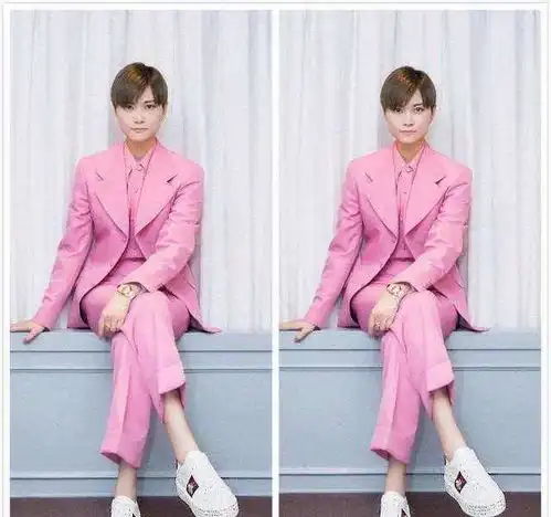 李宇春出席活动,一身粉色西装惊艳干练,网友帅气程度堪比男星