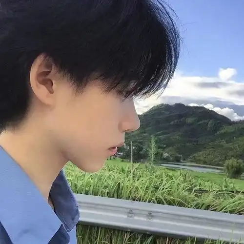 个性男头你总抱怨白开水的味道而借口与啤酒交好