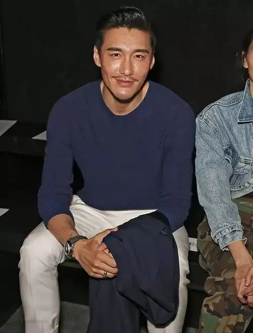 2019秋冬伦敦男装周胡兵闭领模特感受真正的型男风范