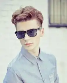 欧美男生长卷发发型图片