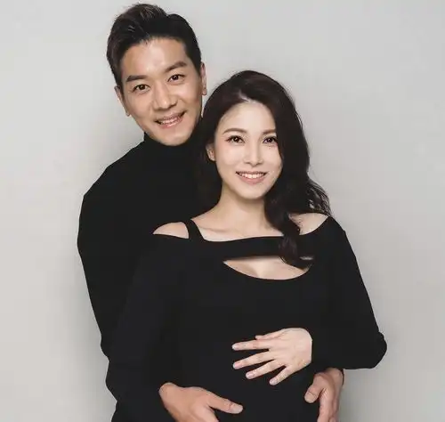 恭喜tvb著名男星38岁富贵妻子剖腹产下二胎,正式宣布封肚