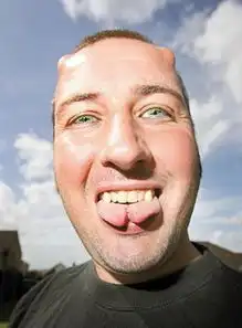 英国男子照撒旦整容额头植入犄角眼球文成鬼眼