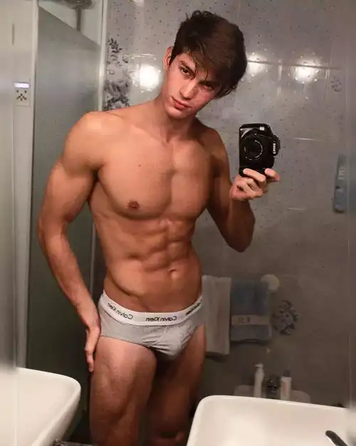 健身男人们一定要学会的10招自拍技巧