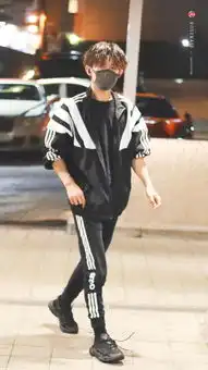 易烊千玺首尔下班,黑白条纹时尚满分