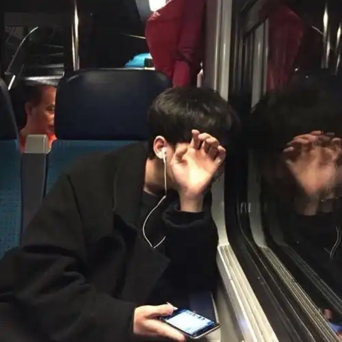 网恋奔现男生有这些肢体语言,说明他真的喜欢你