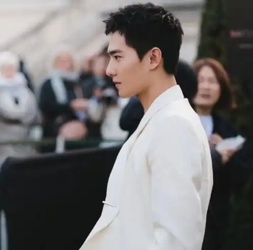 杨洋穿白色真空西装肌肉紧条若隐若现令人着迷