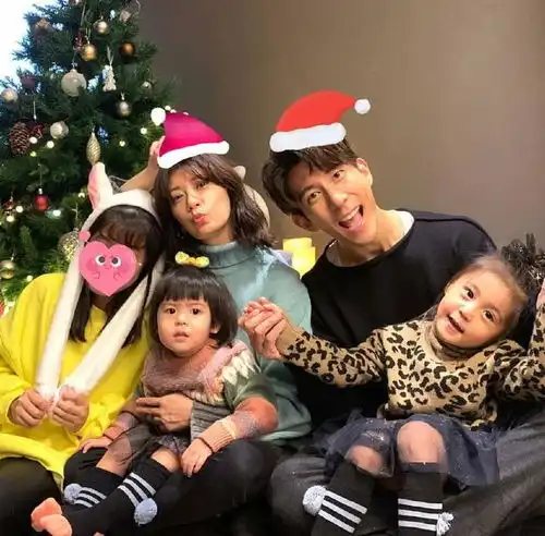 贾静雯大女儿晒近照,嘟嘴卖萌,13岁自称想当艺人,偶像是妈妈