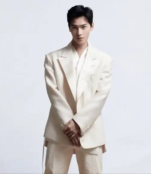 顾漫小说御用男主杨洋,穿西装是妥妥的霸总,挡不住帅气