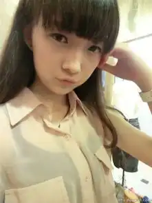 这个图片前面的妹子指着后面说话的原图是啥