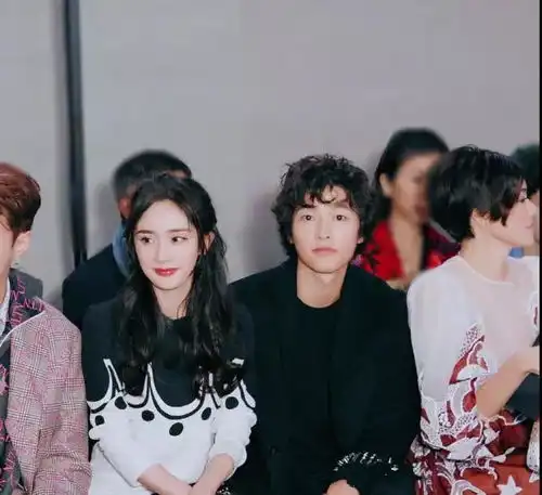 宋仲基卷毛远看像大妈实则帅出新高度