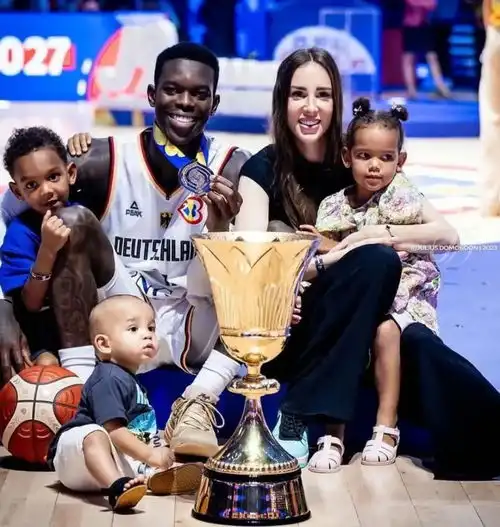 生着生着没黑墨水了,施罗德三个孩子肤色越来越白,长相全随母亲