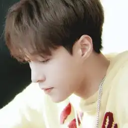 黑毛衣帅气侧脸男子